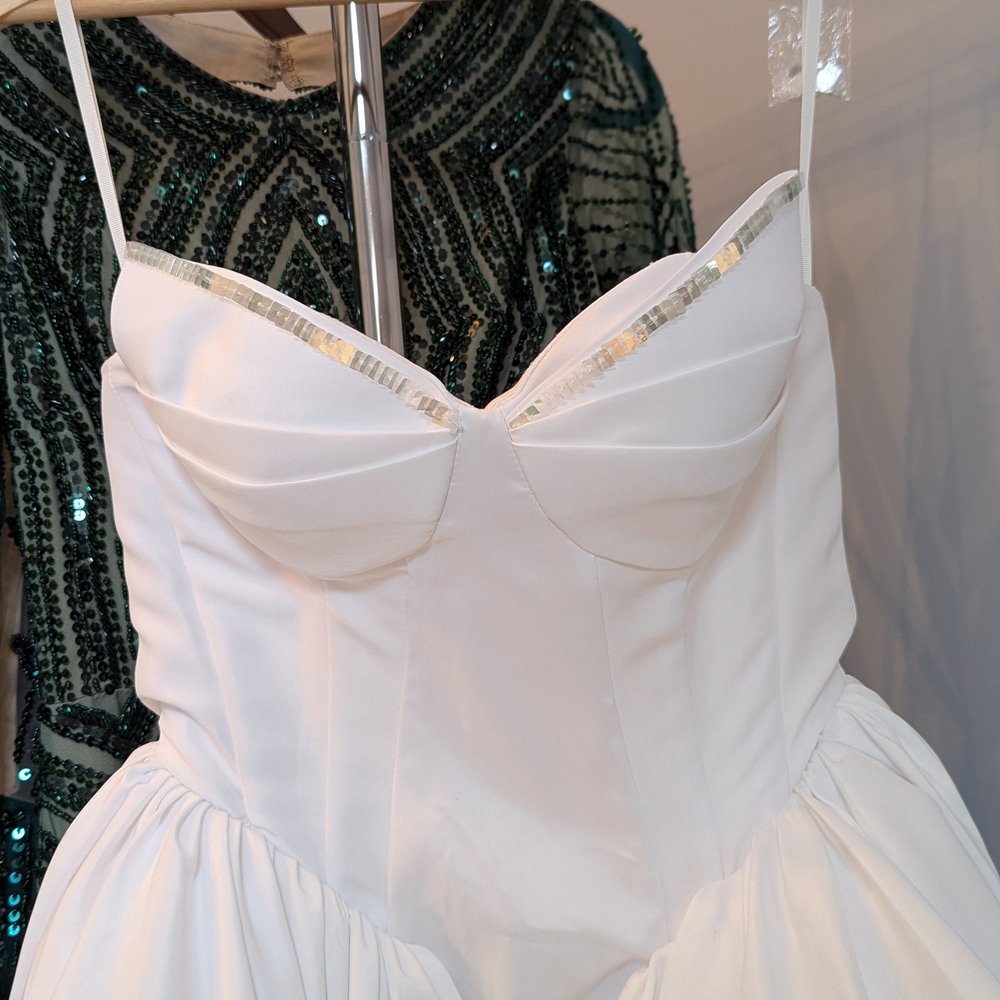 Elegant White Strapless Gown - Picture 4 of 4